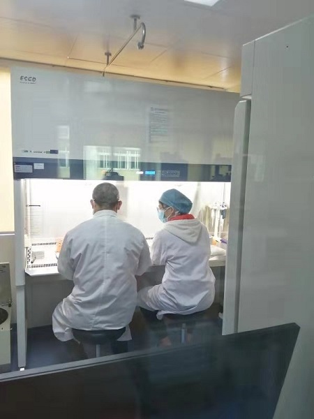 1湛江博康海洋生物有限公司的科研人员在研究新型冠状病毒感染引发的二次感染并发症与内毒素血症的相关性 (2).jpg