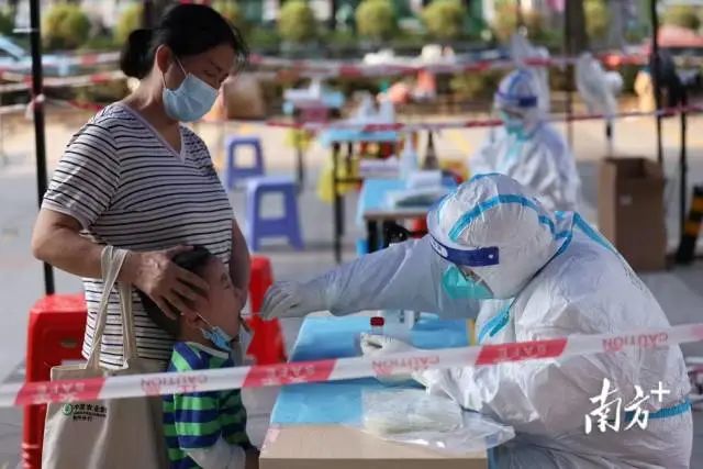 市民在采样点有序进行核酸检测。吴明 罗一飞 摄 图片