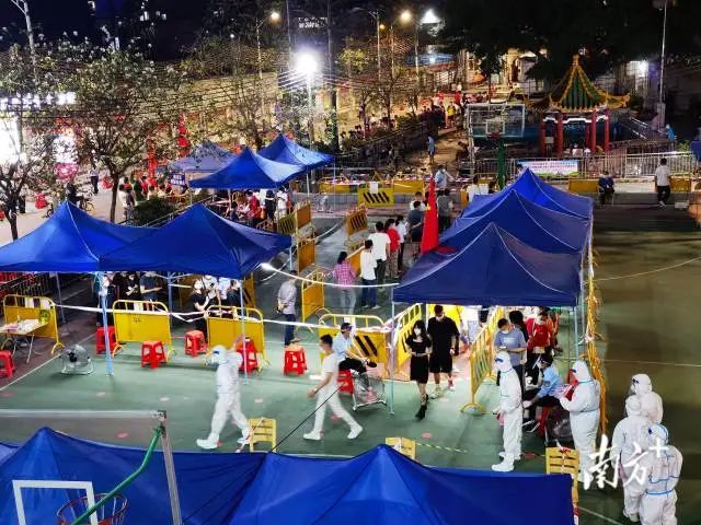 广州一采样点,社区居民有序排队进行核酸检测。陆明森 摄 图片