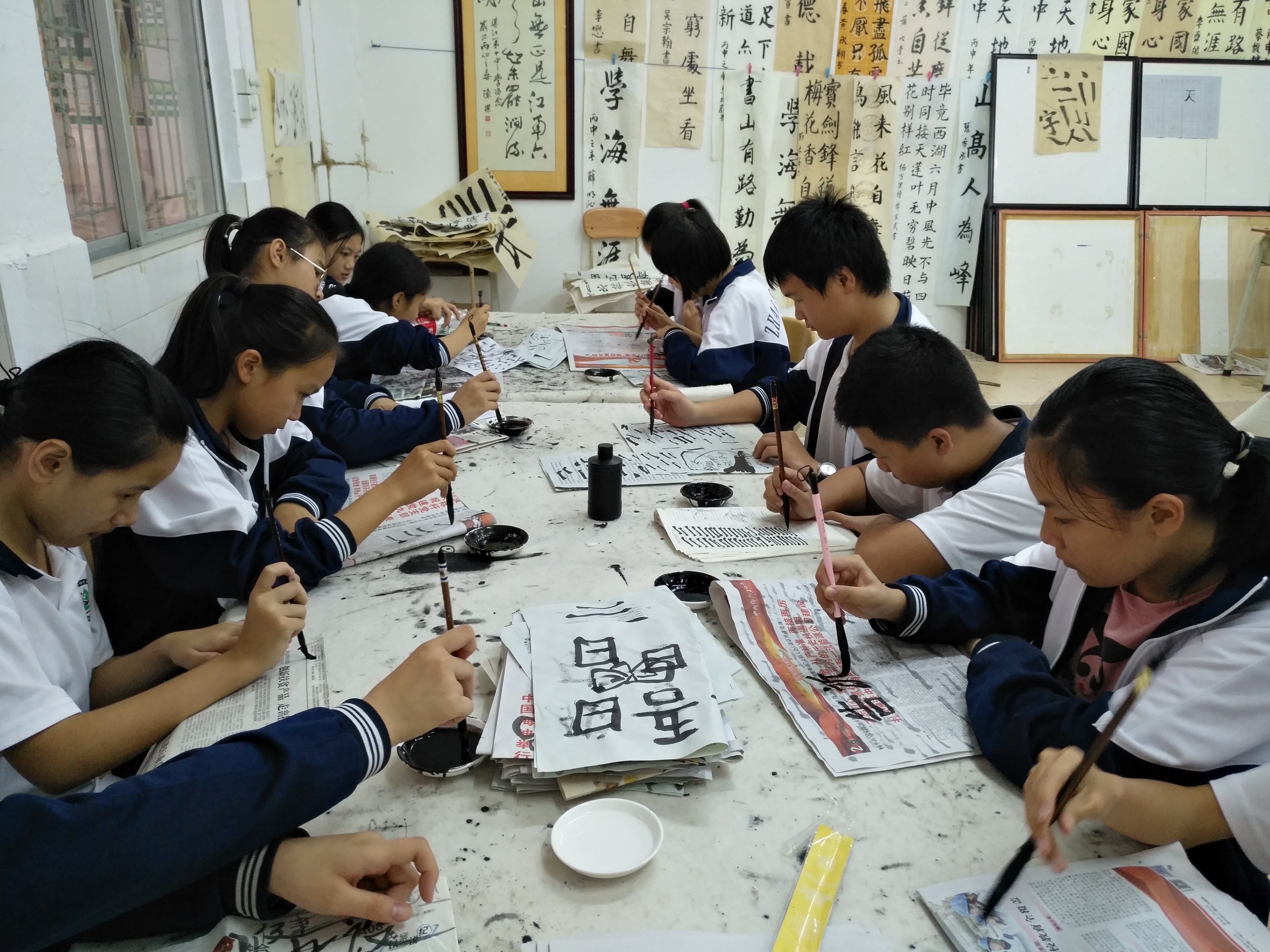 湛江市第十中学开展书法进校园活动.jpg