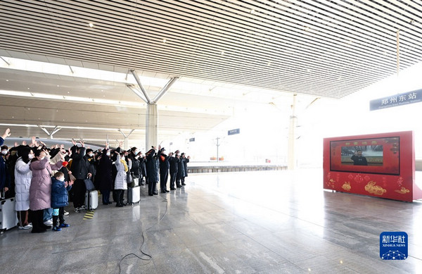 nEO_IMG_p12-习近平春节前夕视频连线看望慰问基层干部群众 向全国各族人民致以新春的美好祝福-新华网 .jpg