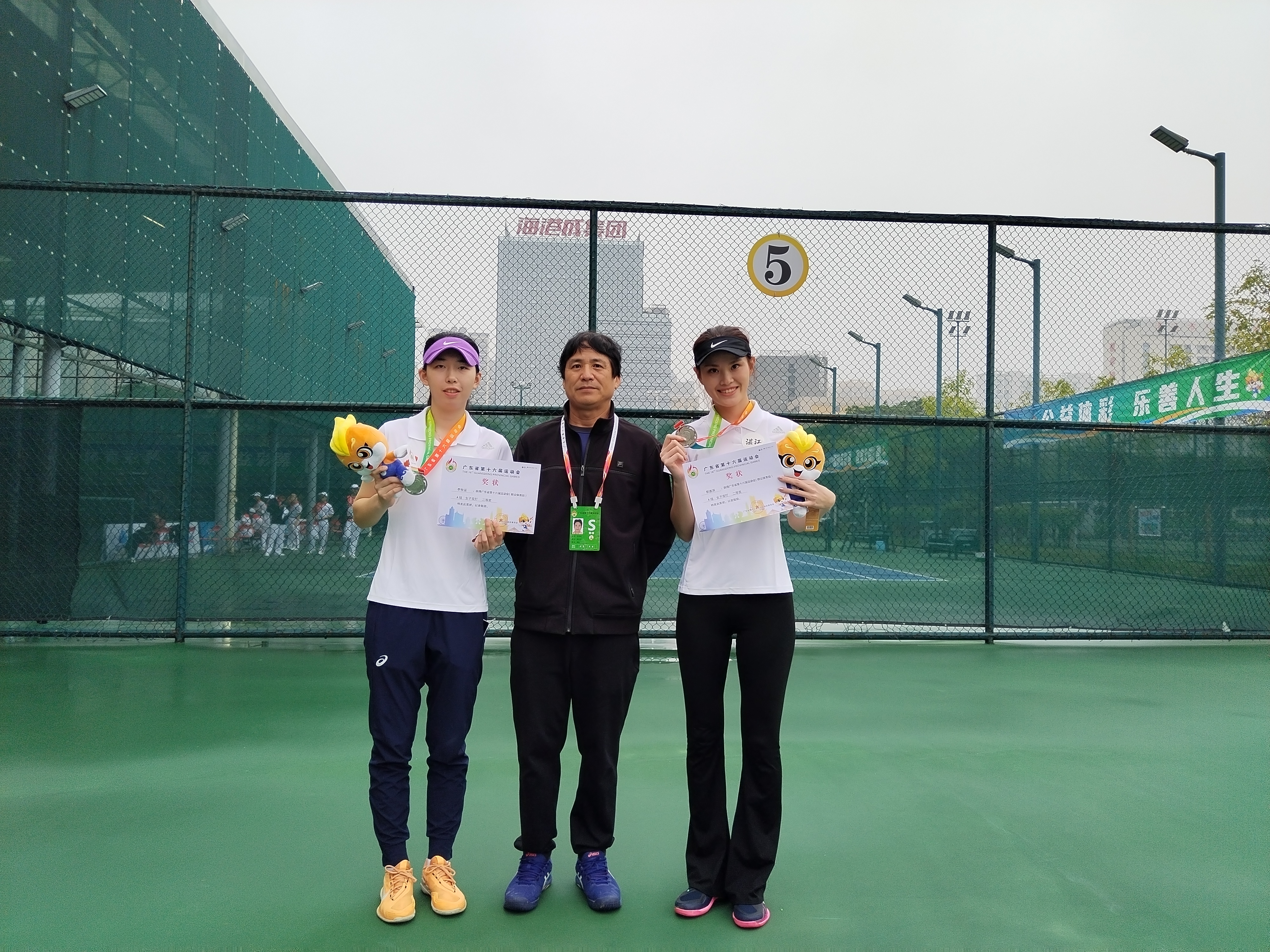 3获得女双二等奖的运动员与教练邓日生合影。.jpg