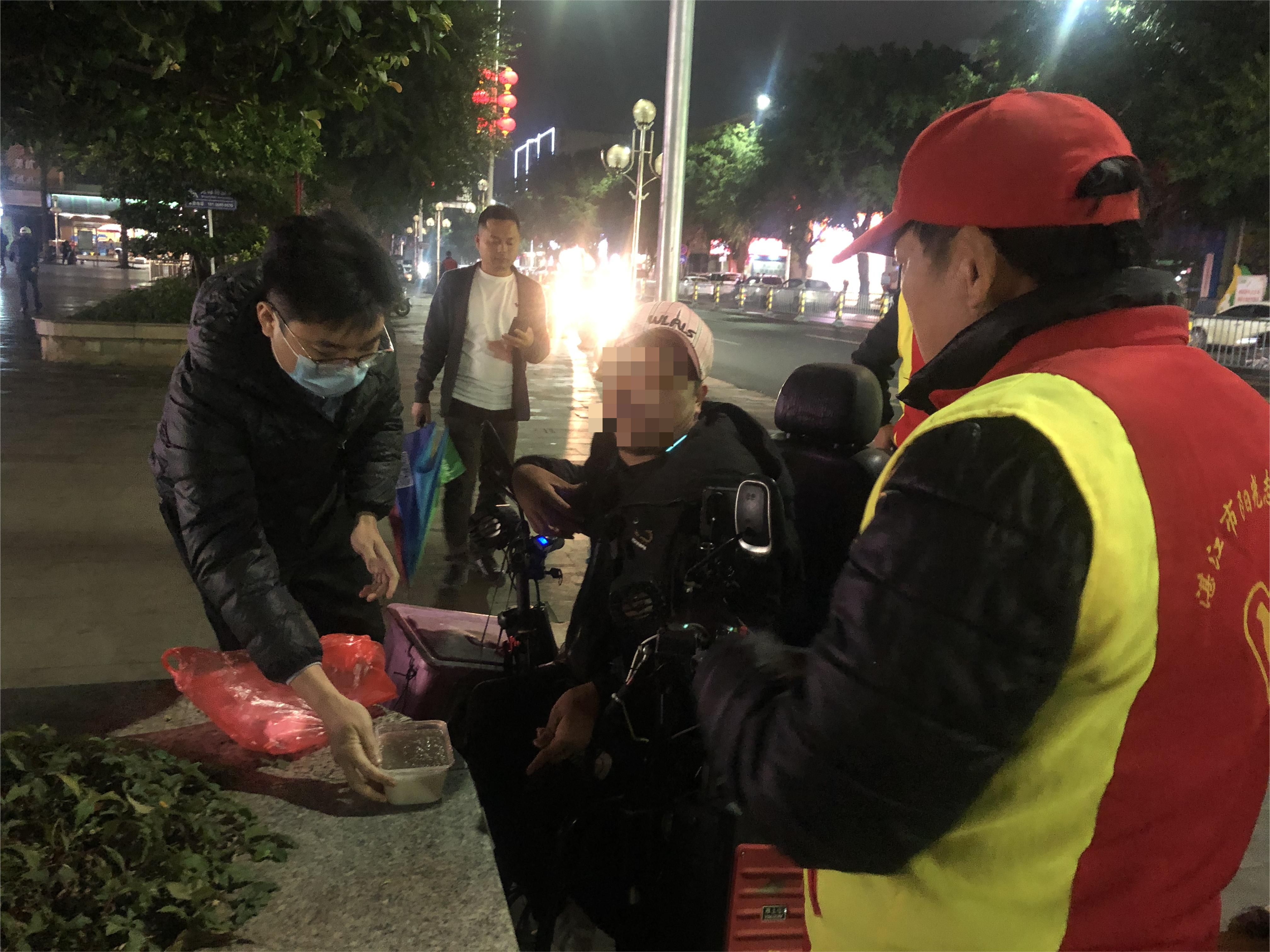 12月17日晚，徐闻县民政局开展街面巡查救助工作.png
