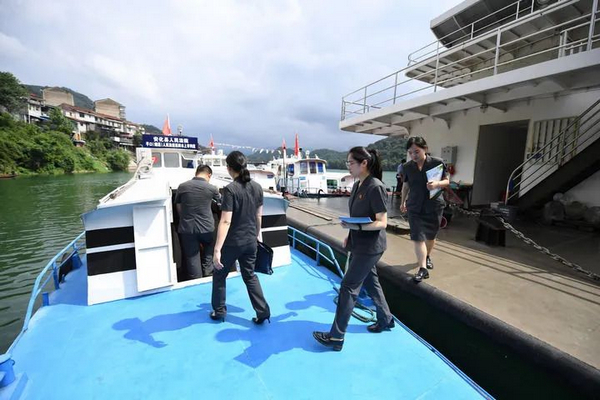 nEO_IMG_p4-从全国两会看全面依法治国向纵深推进 .jpg