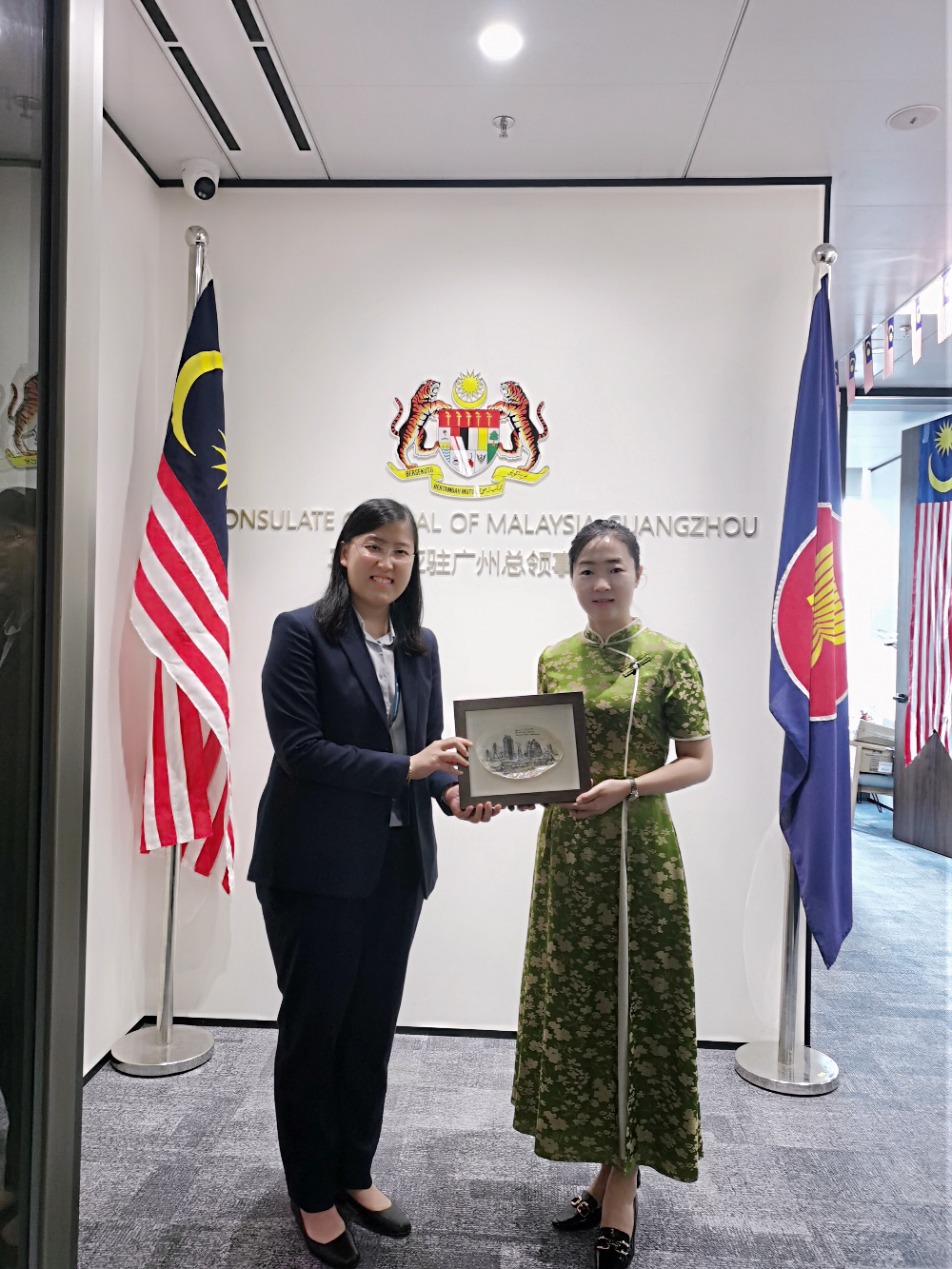 马来西亚驻穗总领事馆陈秀玲副总领事会见湛江外事代表团，互赠礼品.jpg