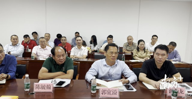 雷州市教育局局长郭宜溢等领导班子成员及各中小学代表