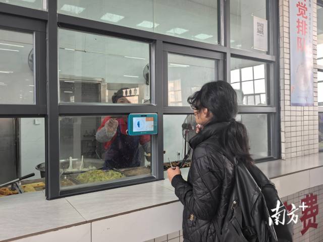 学生在食堂打饭。