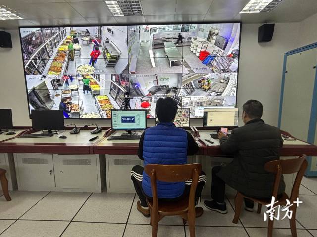 在遂溪应急管理中心,工作人员通过监控查看各学校后厨情况。