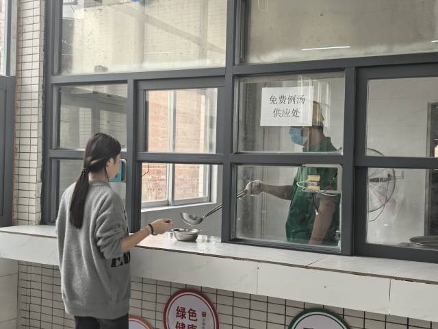 附城中学为孩子提供免费例汤。 附城中学为孩子提供免费例汤。