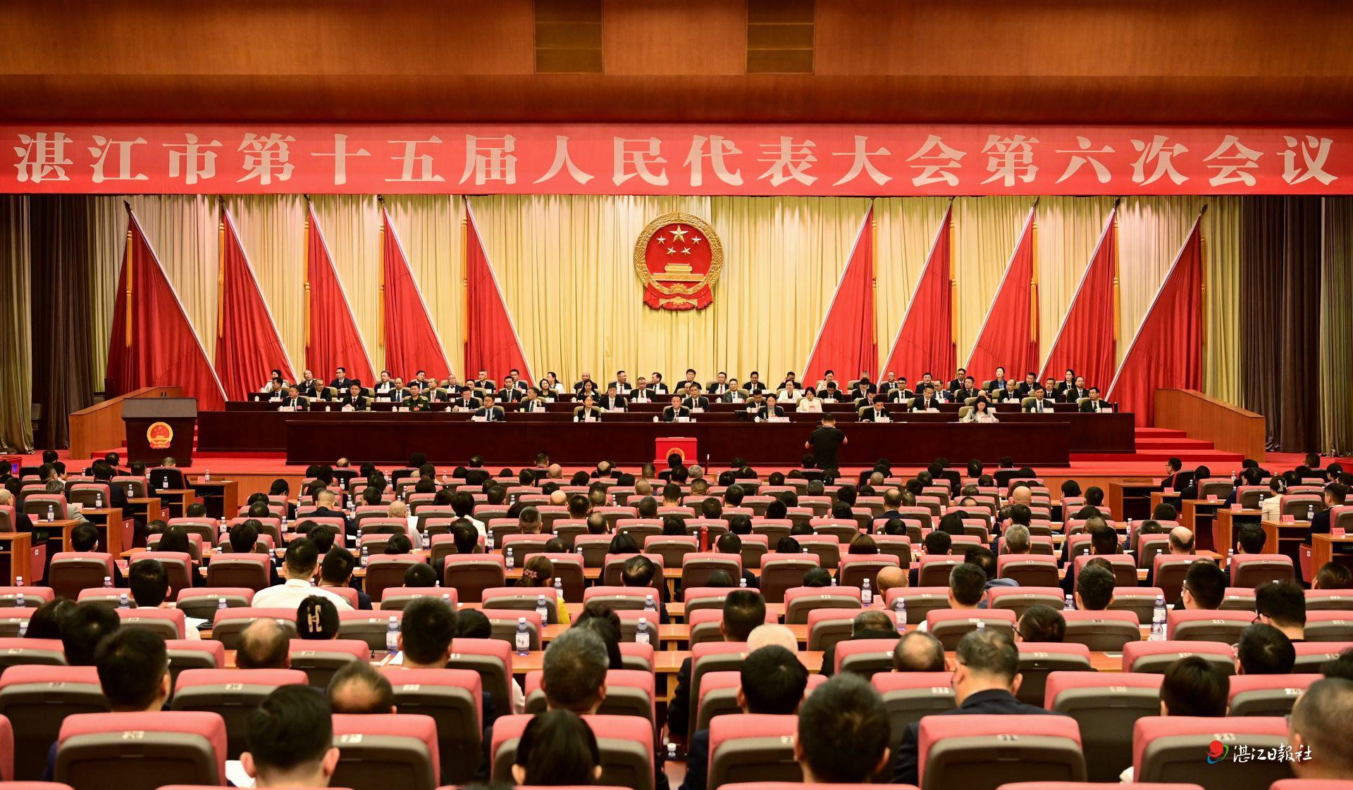 市十五届人大六次会议胜利闭幕