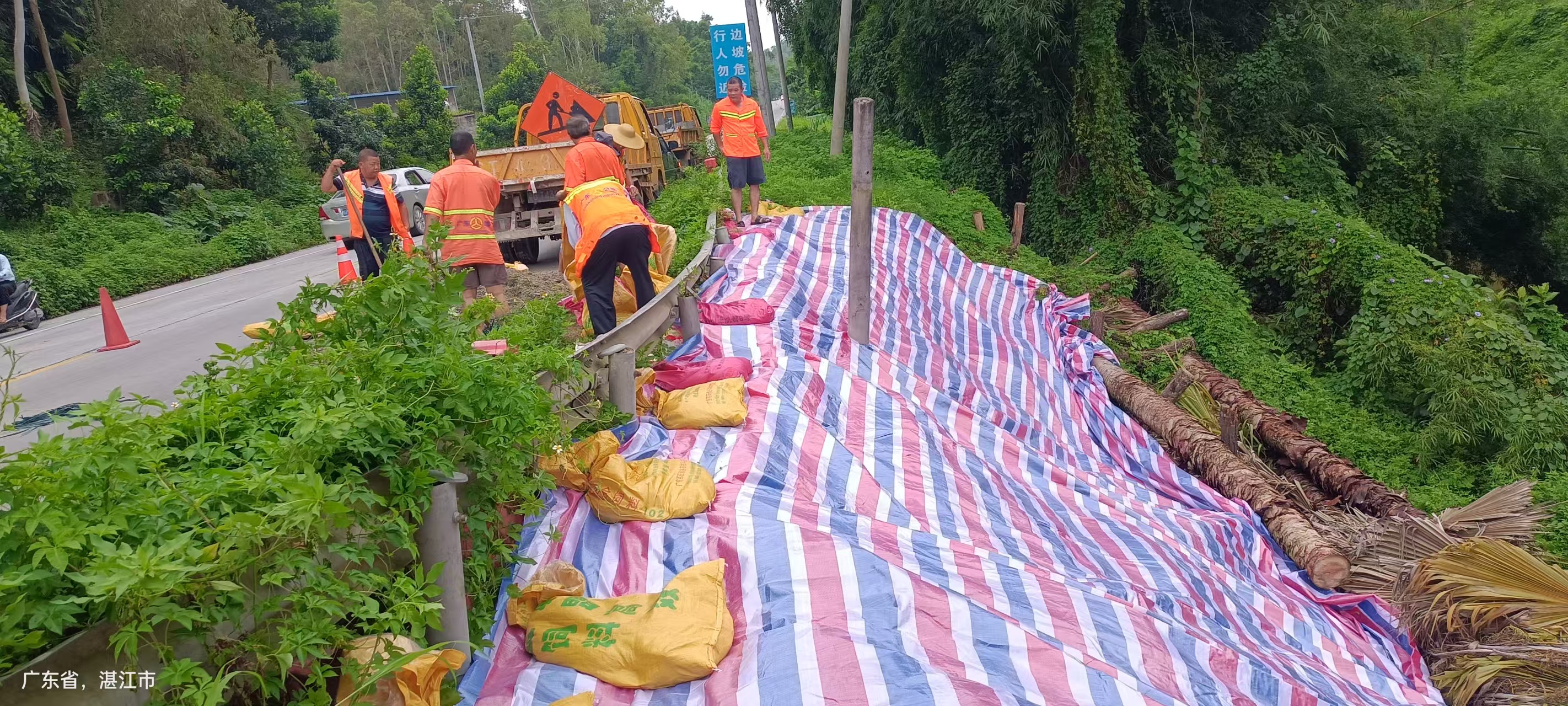 7月20日上午，廉江市公路事务中心塘蓬养护站对所辖普通国省道高等级风险路段（点）和涉灾隐患点共1处（S287线k4+200路段）进行台风前加固。.jpg