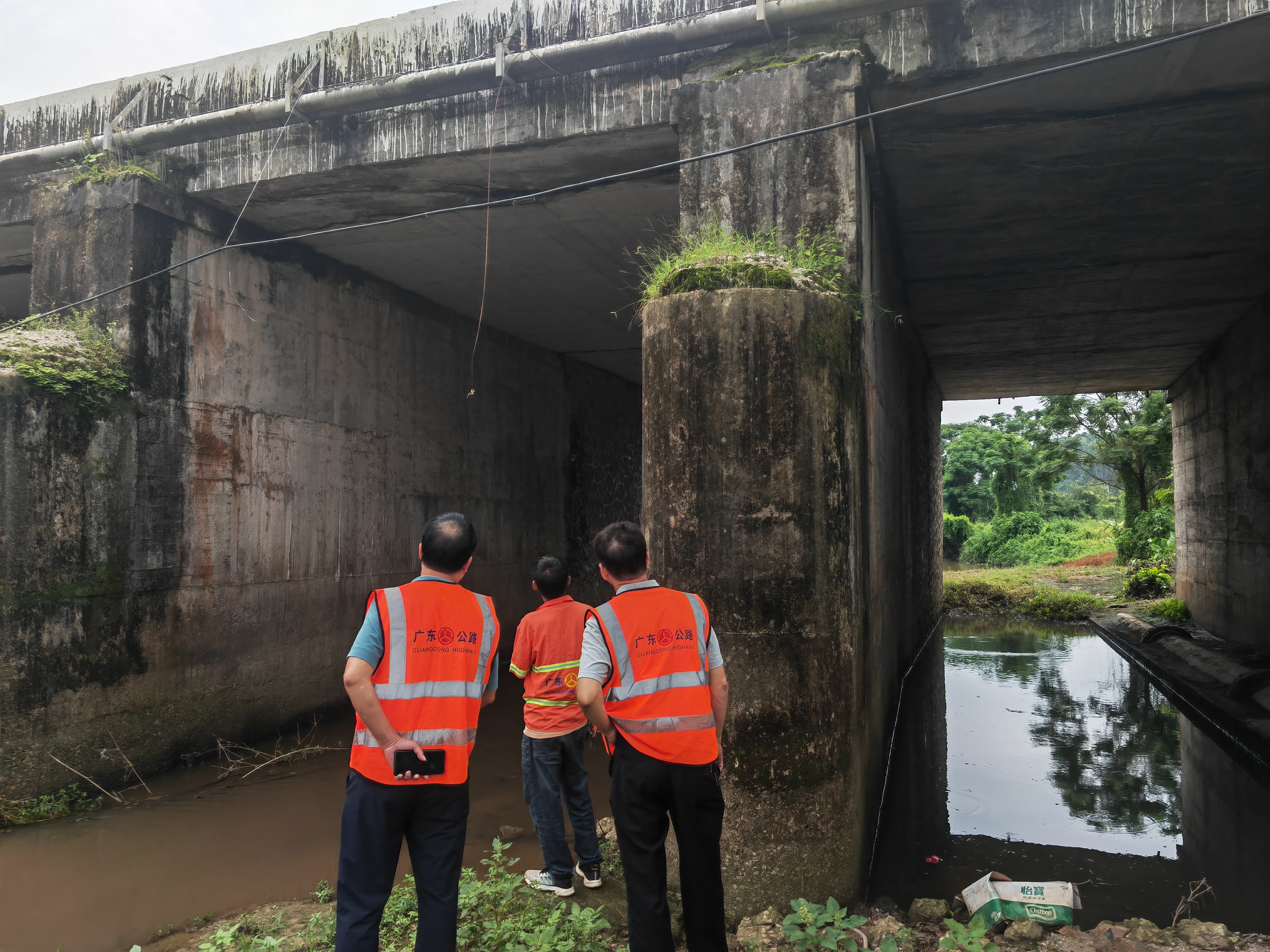 坡头养护所台风前四类桥上圩桥隐患排查。.jpg