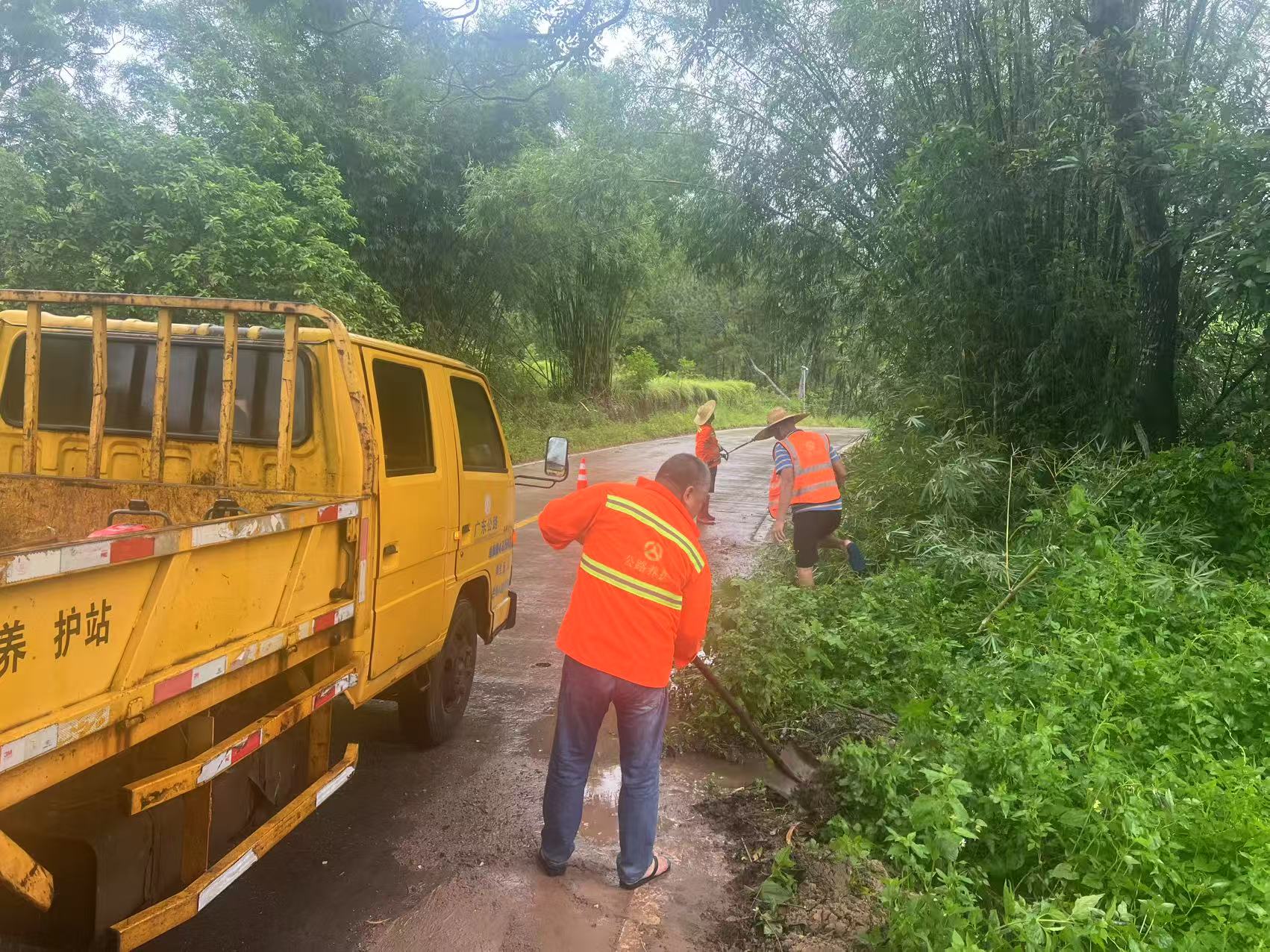 7月21日上午，廉江市公路事务中心各养护站台风过后，到国省道清理倒伏树木、路面积砂，疏通积水路段，检查桥梁，扶正倾斜标志牌等.jpg