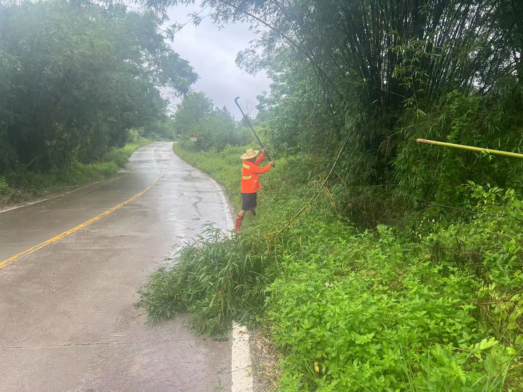 7月21日上午，廉江市公路事务中心各养护站台风过后，到国省道清理倒伏树木、路面积砂，疏通积水路段，检查桥梁，扶正倾斜标志牌等2.jpg
