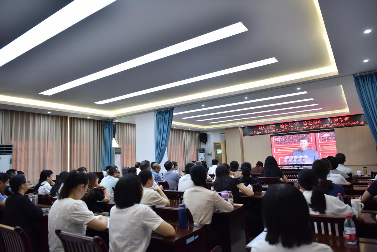 组织观看阅兵盛典   凝聚团结奋进力量