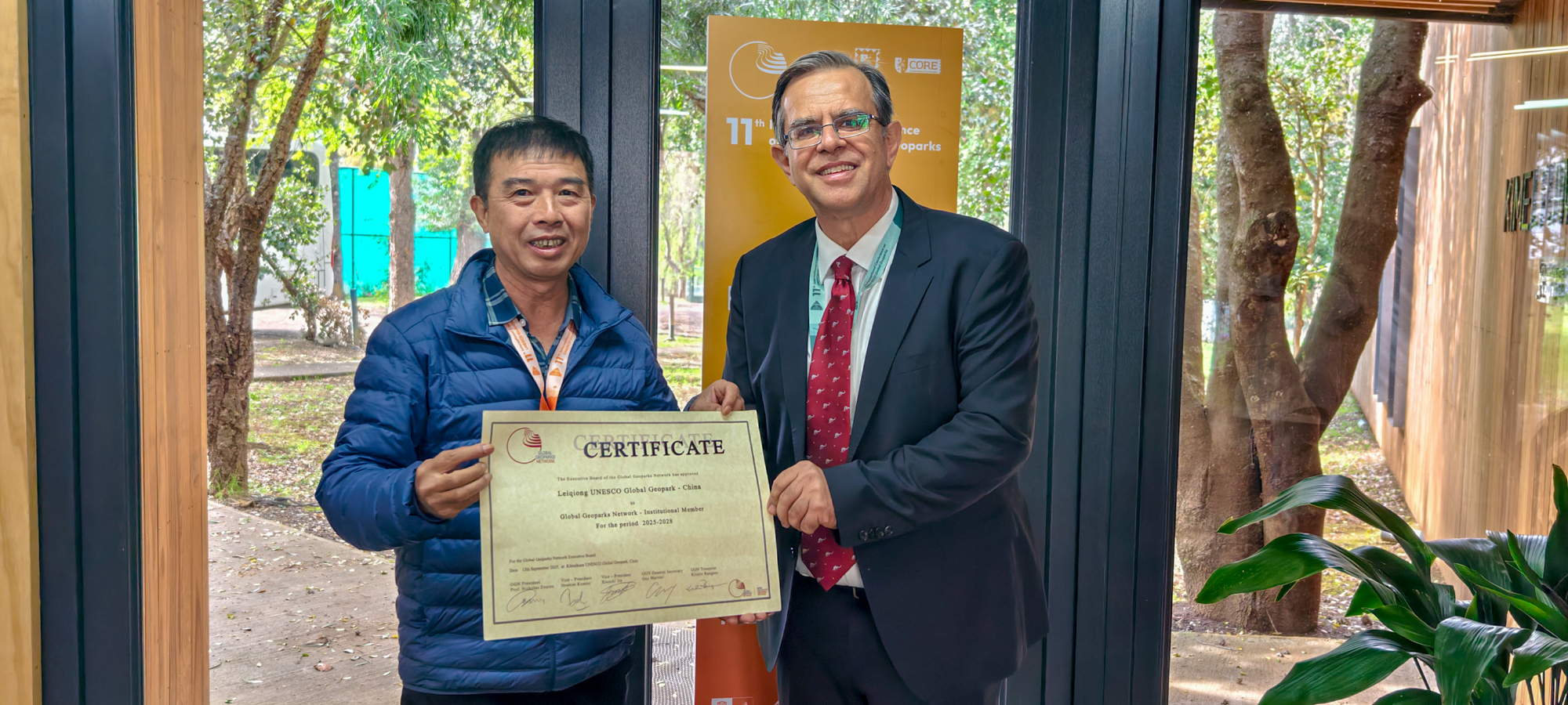 3.世界地质公园网络主席尼古拉斯&middot;邹若斯颁发证书.jpg