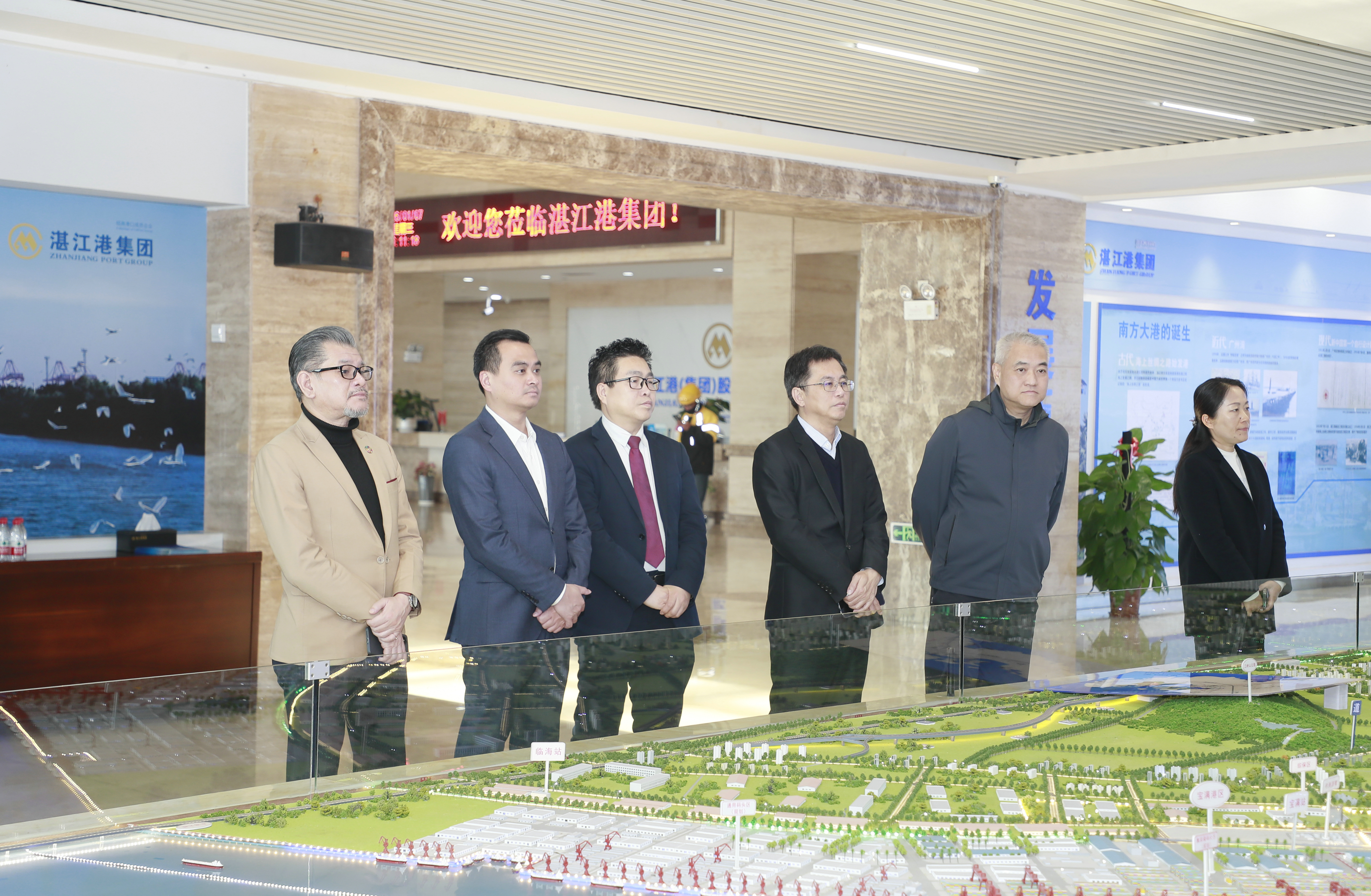 考察湛江港集团.jpg